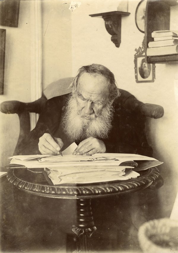 Л.Н. Толстой за работой в кабинете яснополянского дома. 1909 г. Фотография С.А. Толстой.