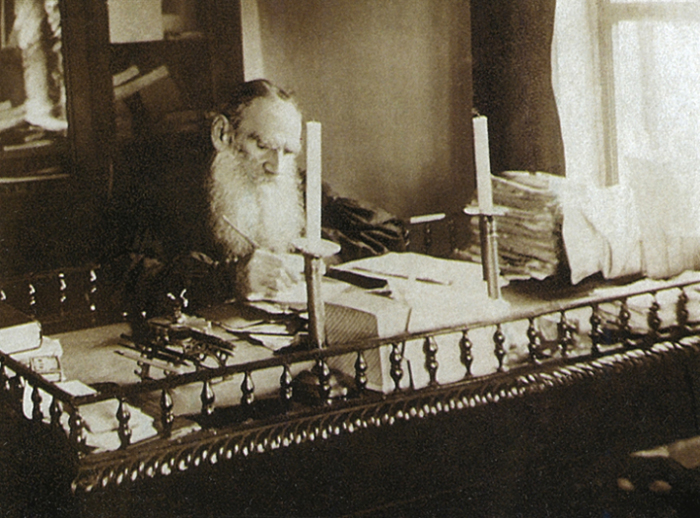 Письменный стол Л.Н. Толстого