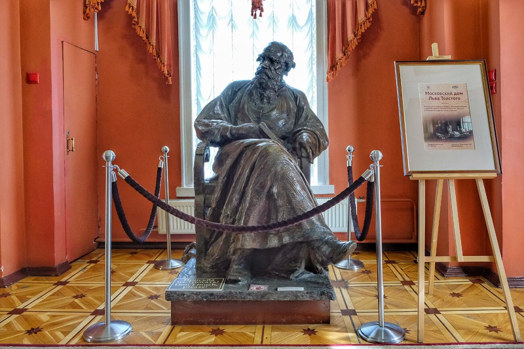 скульптура Льва Толстого
