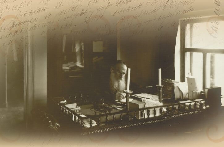 Главный экспонат хамовнического дома. Письменный стол Льва Толстого