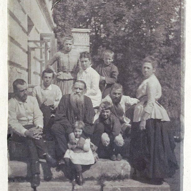 Л.Н. Толстой в кругу семьи. 1887 г. Ясная Поляна
