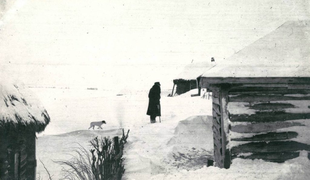 Л.Н. Толстой зимой на прогулке около изб. Сзади белые собаки Фотография В.Г. Черткова Ясная Поляна. 1908 г.