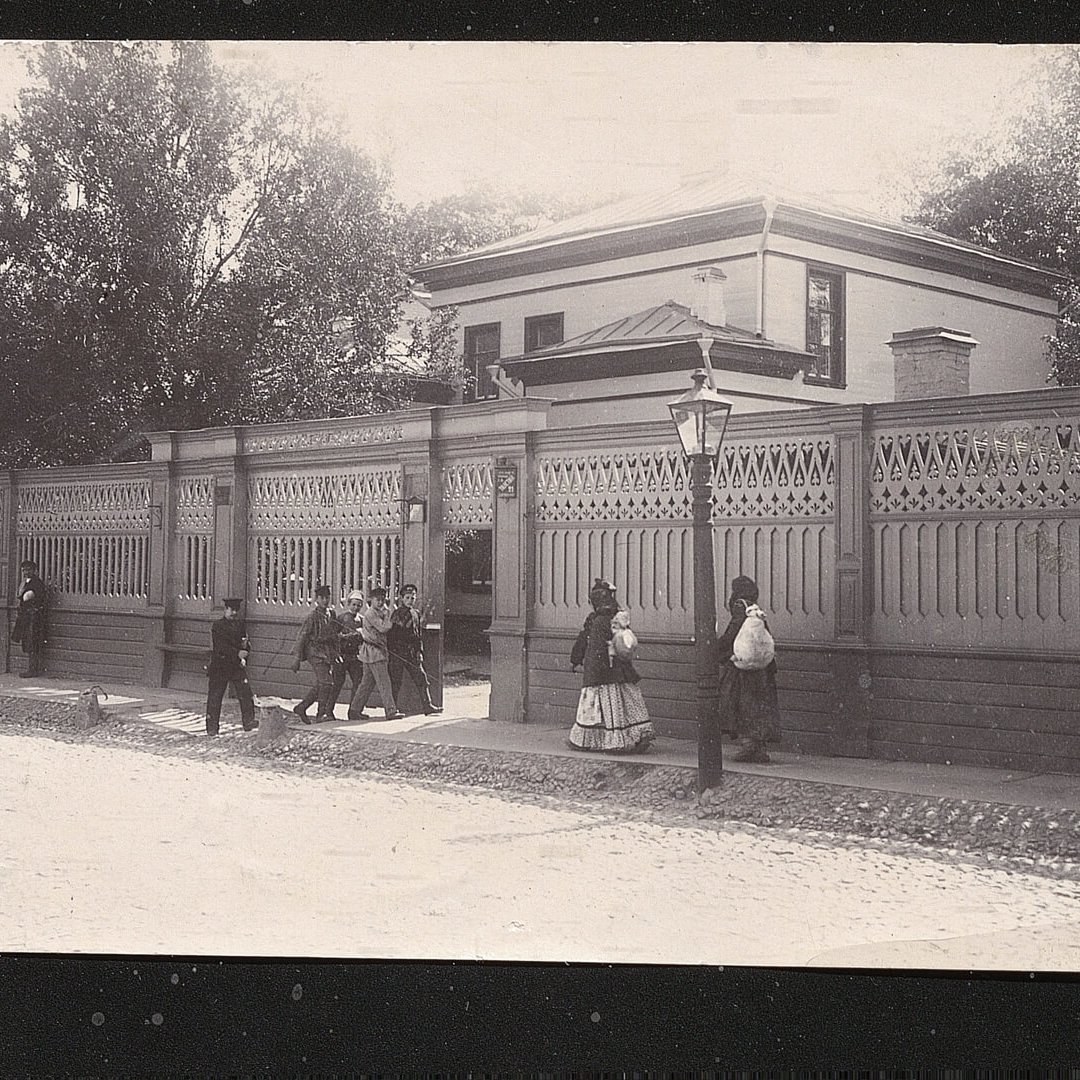 Дом Толстого, вид со стороны Долгохамовнического переулка. Любительская фотография Москва. Начало 1890-х гг. 7,6 х 10,4.