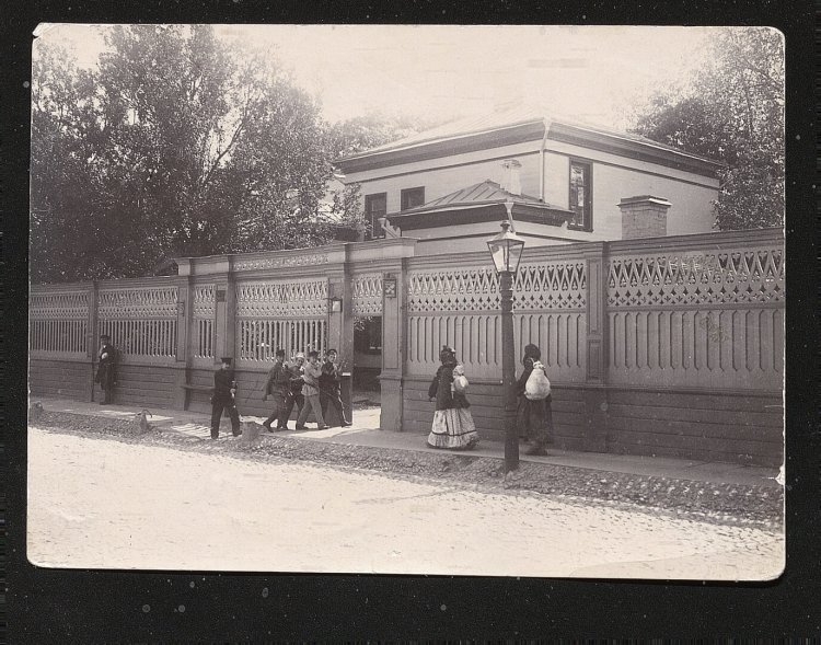 Дом Толстого, вид со стороны Долгохамовнического переулка. Любительская фотография Москва. Начало 1890-х гг. 7,6 х 10,4.