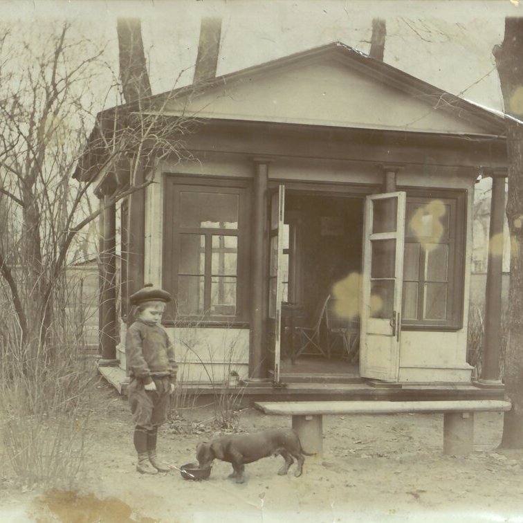 Гриша Нагорнов в усадьбе в Хамовниках 1890-е гг. Фотография С.А. Толстой