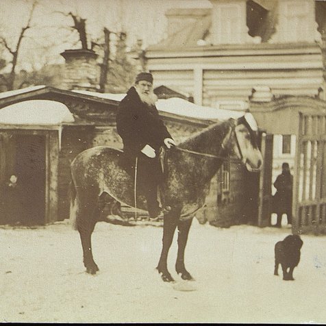 Л.Н. Толстой верхом во дворе дома в Хамовниках 1898 г. Фотография С.А. Толстой