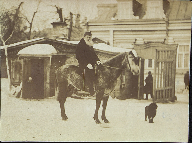 Л.Н. Толстой верхом во дворе дома в Хамовниках 1898 г. Фотография С.А. Толстой