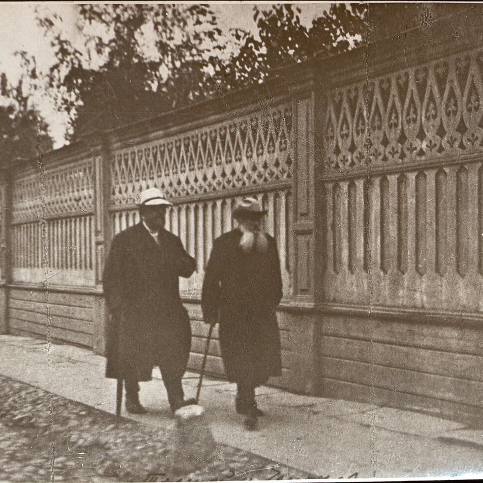 Л.Н. Толстой и В.Г. Чертков в Долгохамовническом переулке 1909 г. Фотография В.Г. Черткова