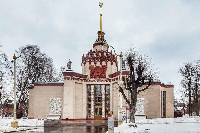 экспозиция "Лев Толстой. Война и мир. Ожившие страницы" на ВДНХ