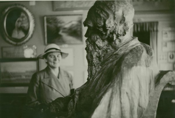 С.А. Толстая-Есенина в зале музея Л.Н. Толстого. 1935 г.