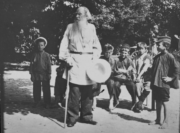 Л.Н. Толстой и крестьянские дети. Бирюков П.И. 1905. Ясная Поляна