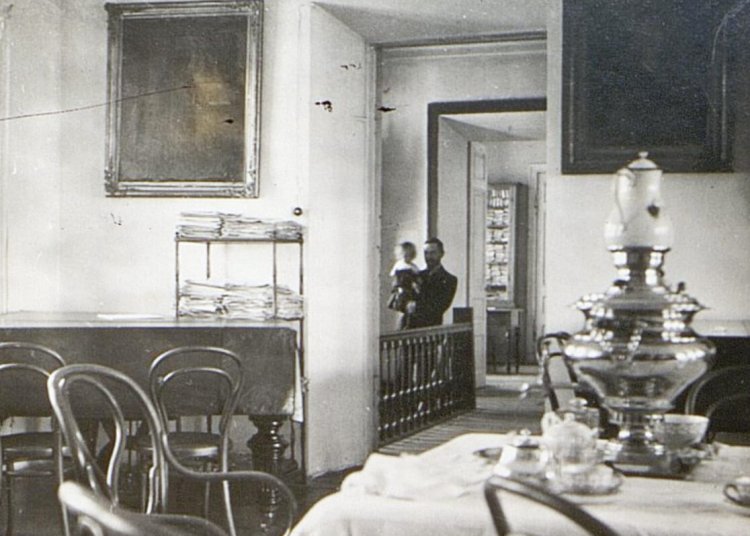 Зал в яснополянском доме