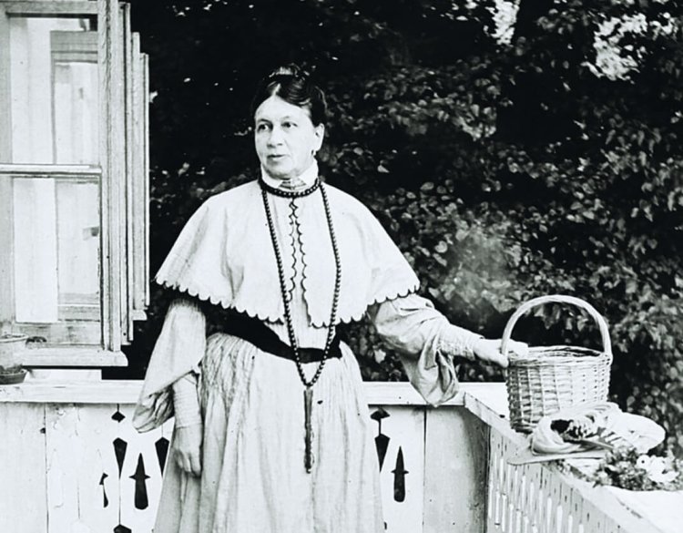 С.А. Толстая на балконе дома в Ясной Поляне. Автопортрет. Август 1903