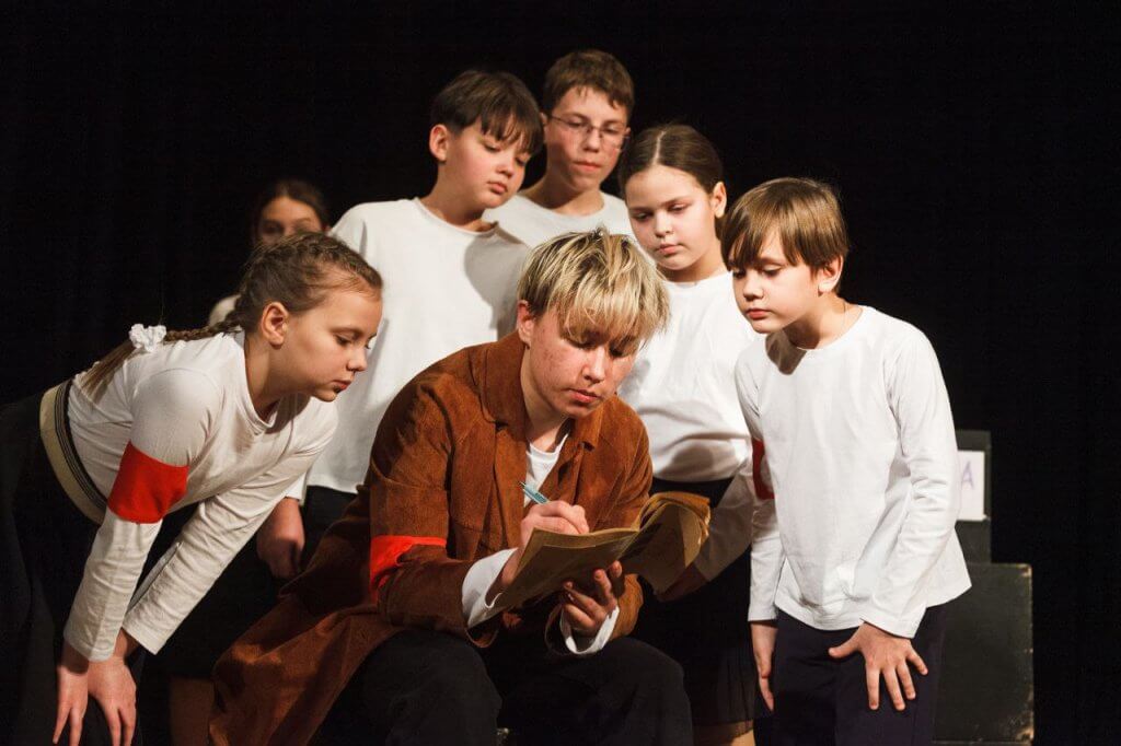 «Коля пишет Оле. Оля пишет Коле» и «Новая деревня». Спектакли детского театра «Отражение»