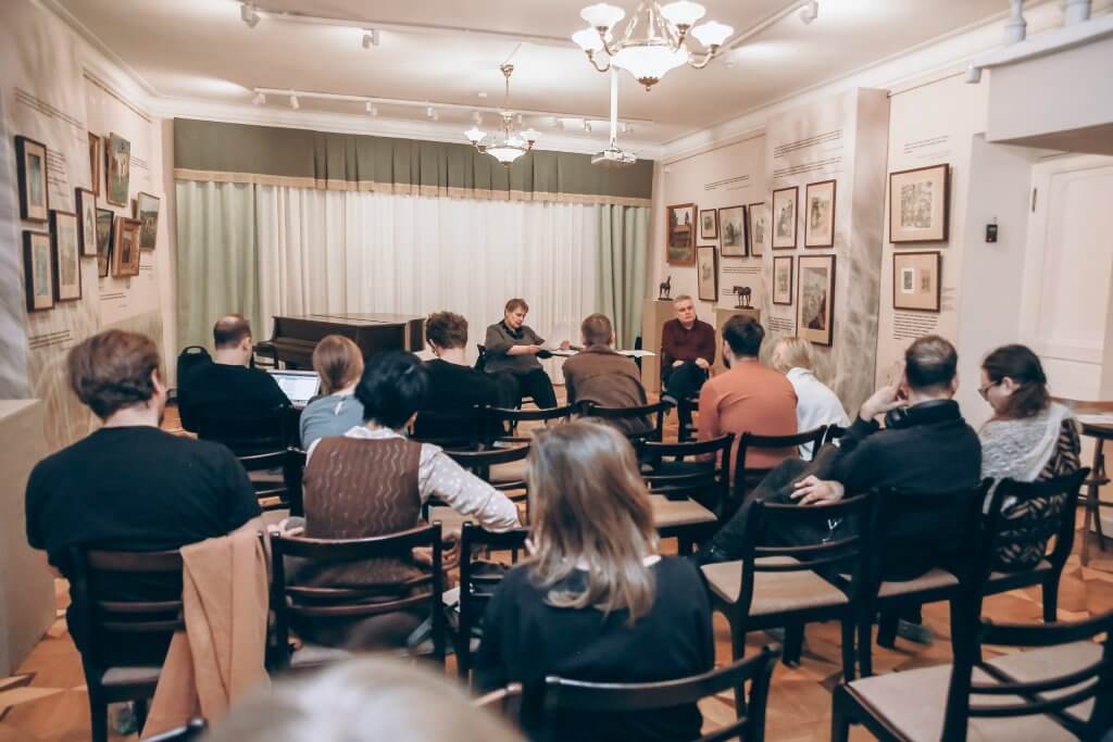 Поэтическая студия. Встреча с поэтом Глебом Шульпяковым. Ведущий поэтической студии Александр Переверзин