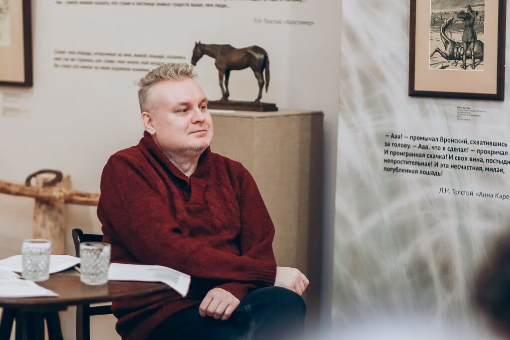 Поэтическая студия. Обсуждение подборок стихов студийцев. Ведущий поэтической студии Александр Переверзин