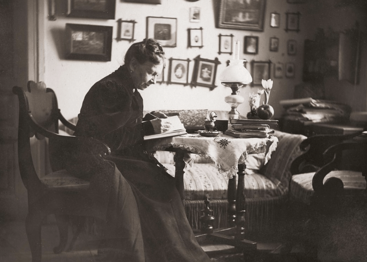 С.А. Толстая за письменным столом пишет воспоминания «Моя жизнь». Автор: Толстая С.А. 1907. Ясная Поляна