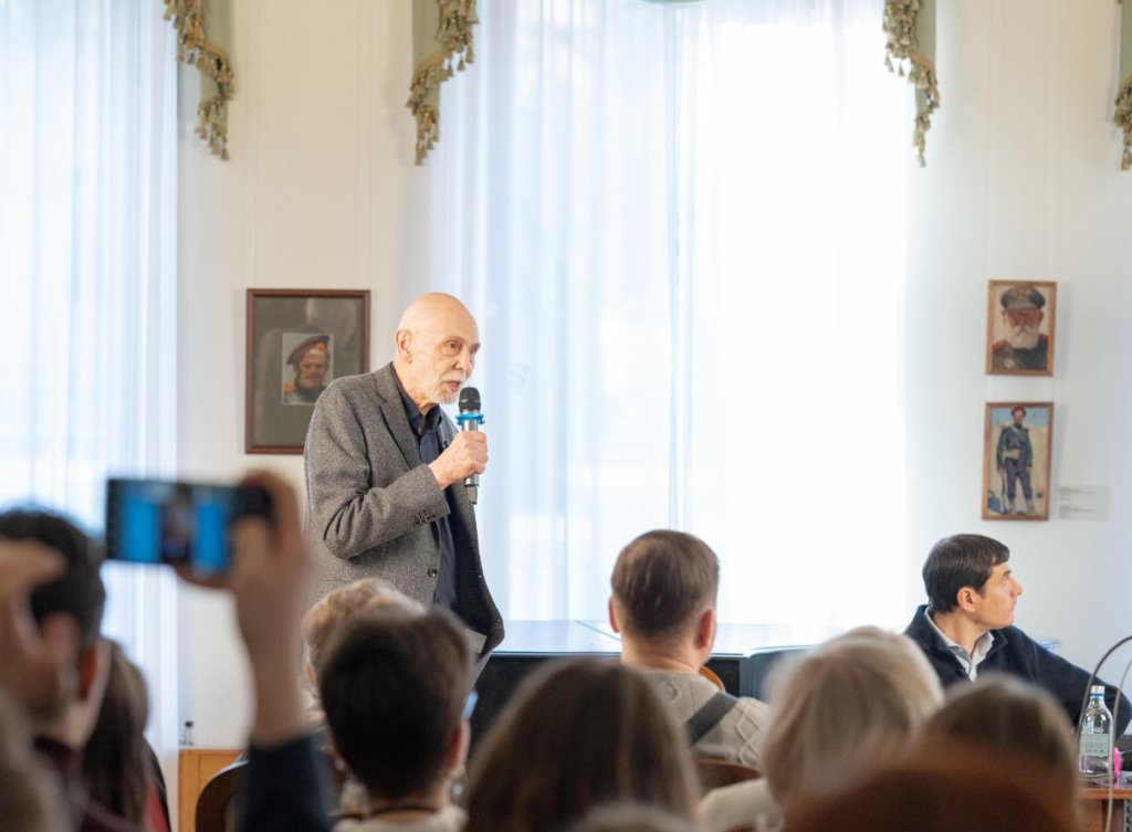 «Написать роман — это половина учебы в Литинституте, и на пары не ходить». Второй Писательский клуб в Музее Толстого
