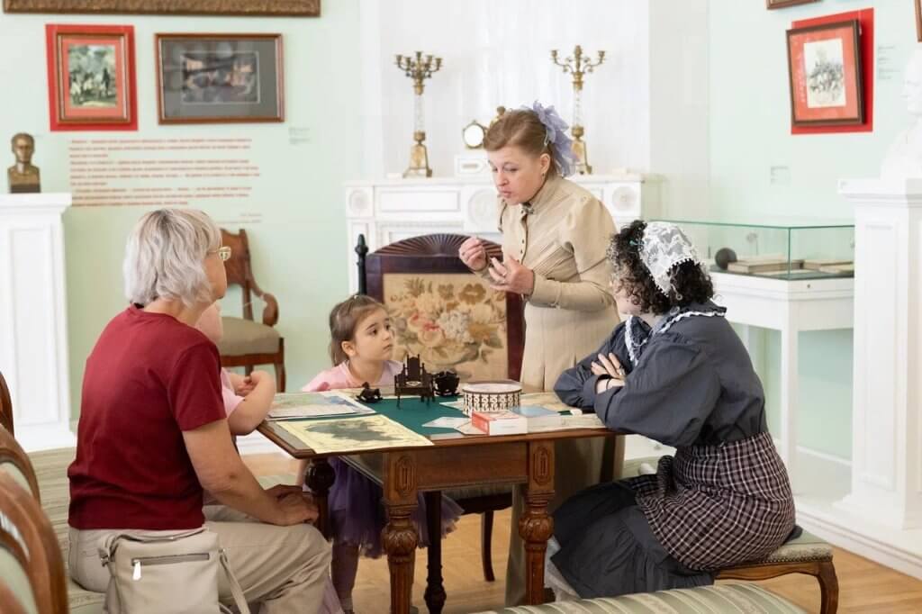 Скидки и бесплатные билеты для посетителей Музея Льва Толстого: летние акции для родителей и льготных категорий граждан