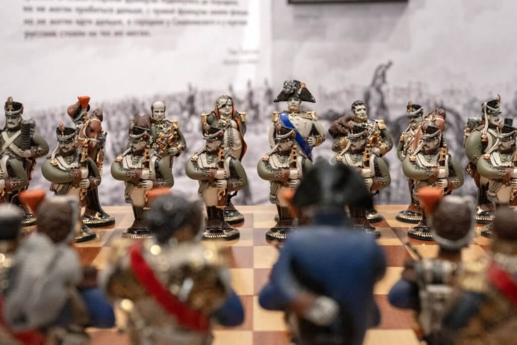 Блиц-экскурсия по выставке «Война и мир на шахматной доске»