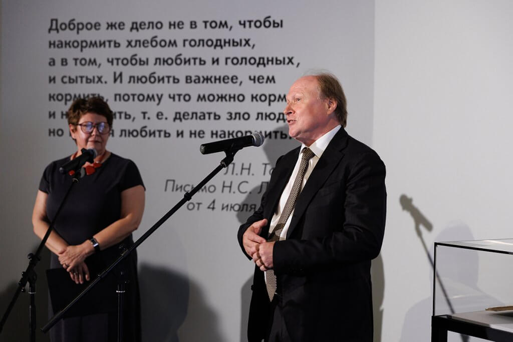 Формула гармоничной жизни по Толстому: выставка «Четыре упряжки Льва Толстого» во Владивостоке открыта!